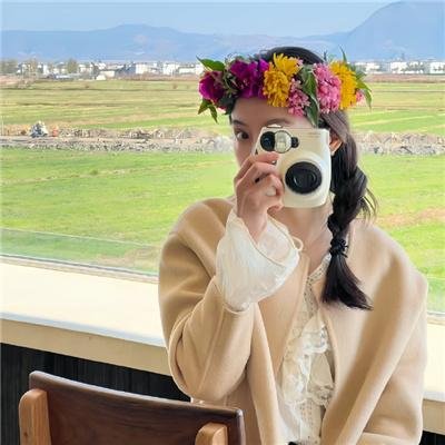 陌生人并肩闯入未知领域